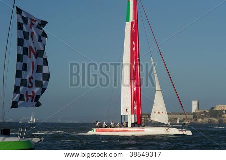 ซานฟรานซิสโก CA - 4 ตุลาคม: Luna นั่งปลาปิรันยา skippered โดย Chris Draper ข้ามเส้นชัย 