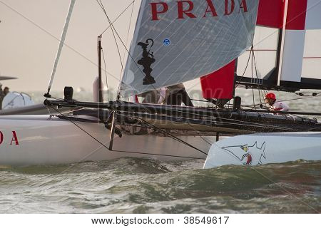 ซานฟรานซิสโก CA - 4 ตุลาคม: อิตาลีของทีมลูน่านั่ง Swordfish skippered โดยพอลแคมป์เบลเจมส์ จำกัด