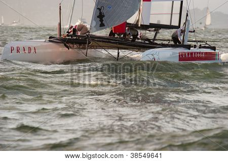 ซานฟรานซิสโก CA - 4 ตุลาคม: อิตาลี ' ??s ทีมปลาไหลนั่ง Luna skippered โดย Paul แคมป์-James 