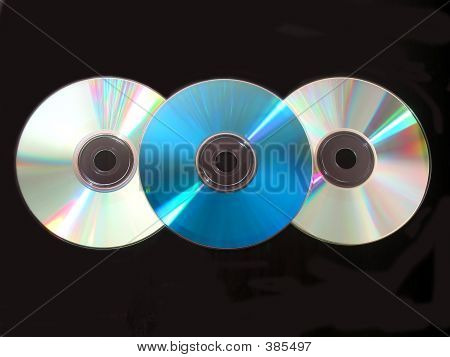 Três CDs em preto