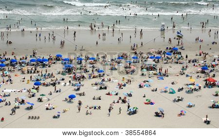 Gens sur la plage bondée