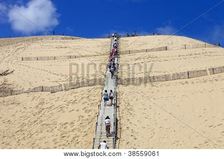 PYLA SUR MER, FRANCE - 8 août : Les gens visite de la célèbre dune du Pyla, la plus haute dune de sable d'E