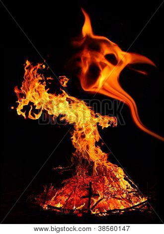 Hungrige Geist fliegen vom Lagerfeuer. Bushfire-Prävention und Versicherung-Konzept.