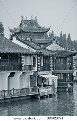 Shanghai Zhujiajiao kaupungin historiallisten rakennusten yli joen mustavalkoisena