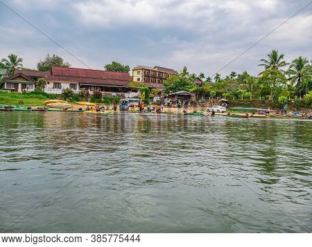 Vangvieng/lao-10 Dec 2017::unacquainted Tourist Kayaking On Namsong River At Vangvieng City Laos.van