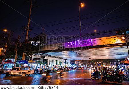 Bangkok/thailand-7 Dec 2019:unacquainted Tourist Walking In Talat Phlu Area Bangkok City Thailand.ta