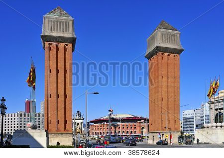 BARCELONA, Španělsko - 12. února: Náměstí Plaza de Espanya a arény býčí únor 12, 2012 v Barcelo