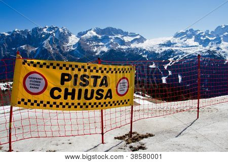 Skibakken i bjerget Dolomitterne, lukkede ski run