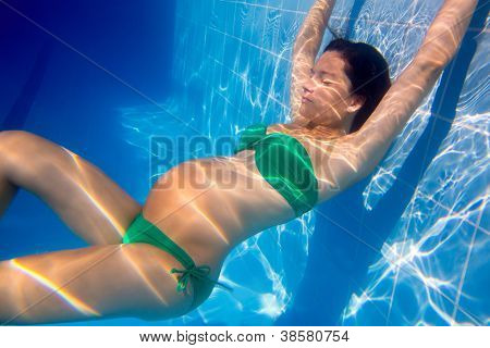 Subacquea piscina blu donna incinta bella rilassata