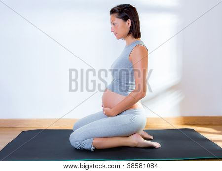 Bella donna incinta fitness palestra esercitare praticando aerobica sul tappetino