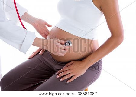 Bella donna incinta con il medico e lo stetoscopio isolata on white