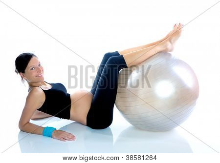 Bella donna incinta in palestra fitness con palla aerobica