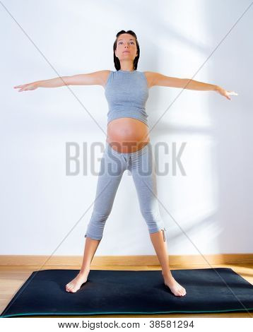 Bella donna incinta fitness palestra esercitare praticando aerobica sul tappetino