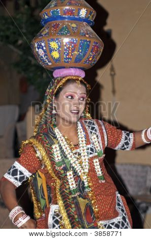 Hint Bayan dansçı