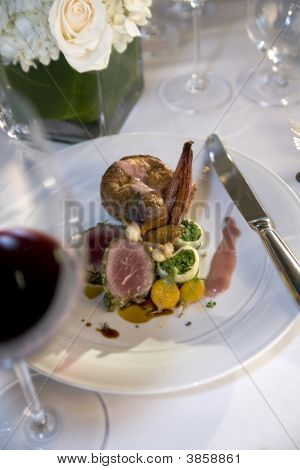 Herb crusted Wild und Zwiebel Veloute torpedieren