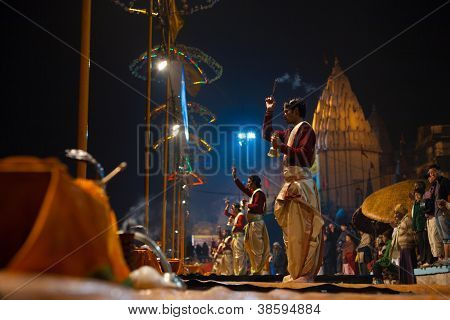 Varanasi notte preghiera Brahmin sacerdote lato incenso