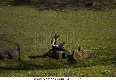Jeune fille travaillant dans le parc