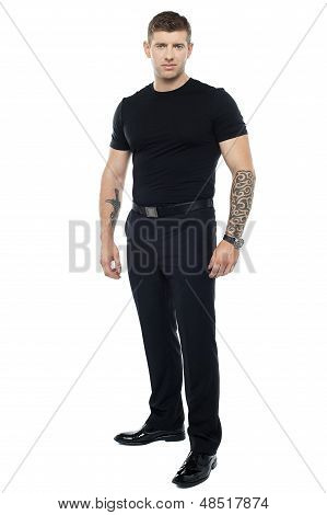 Bouncer ชายแข็งแกร่ง สักบนมือทั้งสองของเขา