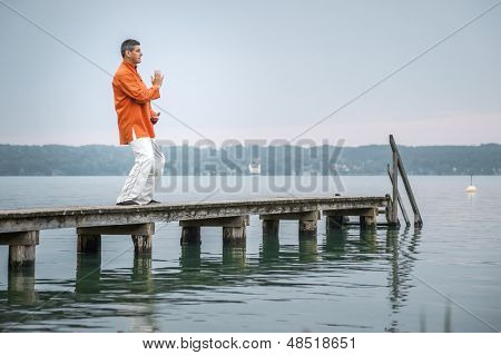 Een man doen Qi-Gong in de vroege ochtend op de Starnberger See