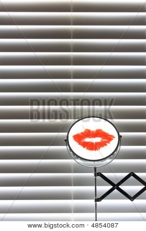Spiegel mit roten Lippen