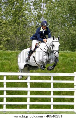 24/06/2011 HICKSTEAD อังกฤษ V สุลต่านนั่งโดยบรูซเมนซีส์ (GBR) แข่งขันในมาส Hickstead