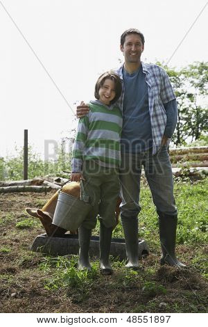 Voller Länge Portrait von ein Mann und eine junge mit Schwein in das Gerstenkorn