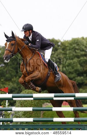 24/06/2011 HICKSTEAD อังกฤษ ทิตัสนั่งโดยผู้ชายวิลเลียมส์ (GBR) แข่งขันใน Hickstead Master'