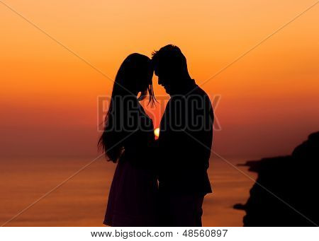 sillhouette couple love