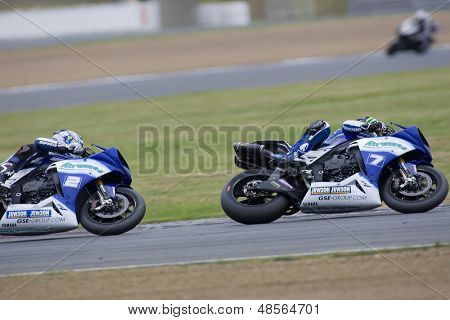 27 Září 2009; Silverstone Anglie: Rider číslo 7 James Ellison (GBR) vede jezdce číslo 2 Leon Cami