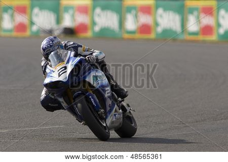 27 Září 2009; Silverstone Anglie: Rider číslo 2 Leon Camier (GBR) v sedle durin Airwaves Yamaha