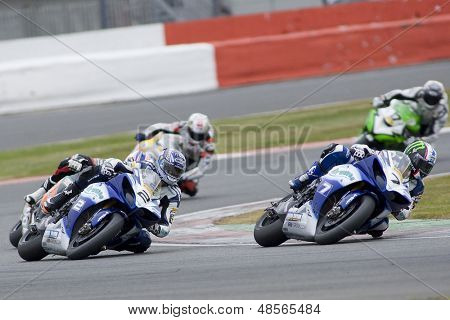 27 Září 2009; Silverstone Anglie: Rider číslo 7 James Ellison (GBR) vede jezdce číslo 2 Leon Cami