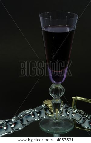 Violetissa lasissa oleskelua mustalla pohjalla