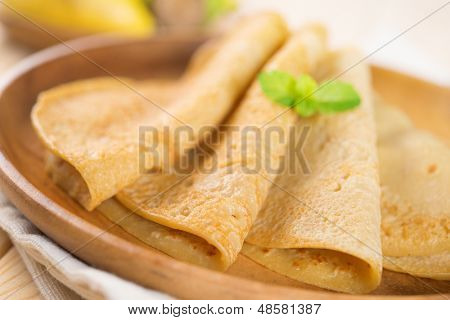 가까이 아시아 스타일 아침 식사 수 제 바나나 팬케이크 나 크레페 식탁에.