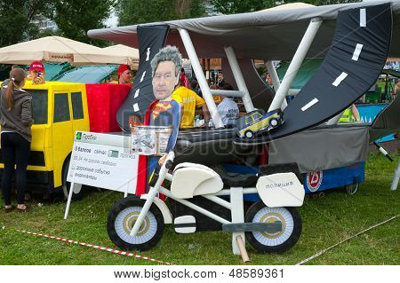 Moskova - 28 Temmuz: Uçak gösteriden önce uçakta Red Bull Flugtag 28 Temmuz 2013 tarihinde Moskova'da. Kırmızı BÜ
