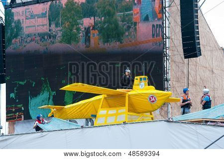 Moskova - 28 Temmuz: Rakipleri 28 Temmuz 2013 Red Bull Flugtag üzerinde bir gösteri Moskova'da gerçekleştirmek. Kırmızı Bul