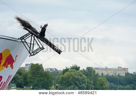 Moskova - 28 Temmuz: Rakipleri 28 Temmuz 2013 Red Bull Flugtag üzerinde bir uçuş Moskova'da gerçekleştirmek. Kırmızı B