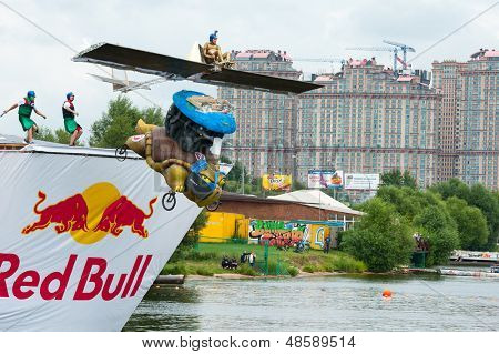 Moskova - 28 Temmuz: Rakipleri 28 Temmuz 2013 Red Bull Flugtag üzerinde bir uçuş Moskova'da gerçekleştirmek. Kırmızı B