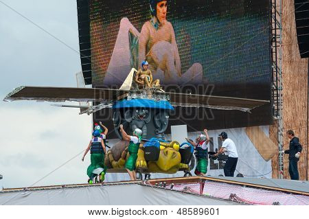Moskova - 28 Temmuz: Rakipleri 28 Temmuz 2013 Red Bull Flugtag üzerinde bir gösteri Moskova'da gerçekleştirmek. Kırmızı Bul