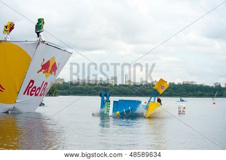 Moskova - 28 Temmuz: Rakipleri 28 Temmuz 2013 Red Bull Flugtag üzerinde bir uçuş Moskova'da gerçekleştirmek. Kırmızı B