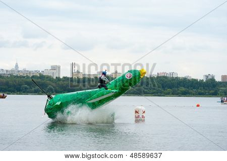 Moskova - 28 Temmuz: Rakipleri 28 Temmuz 2013 Red Bull Flugtag üzerinde bir uçuş Moskova'da gerçekleştirmek. Kırmızı B