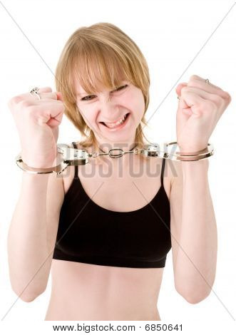 Chica rubia con las manos esposadas