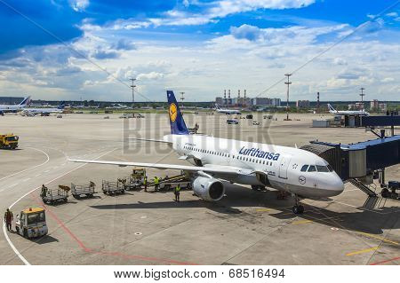 Moscow, Russia, on July 5, 2014. Preflight service of the plane of airline Lufthansa at the airport