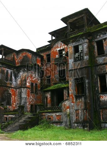 Albergo abbandonato. Stazione di Bokor Hill vicino la città di Kampot. Cambogia.
