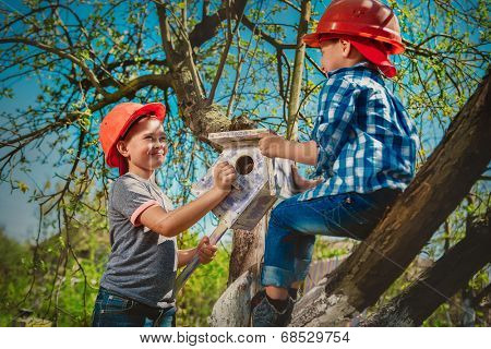 Children installing a self-made Bird House.