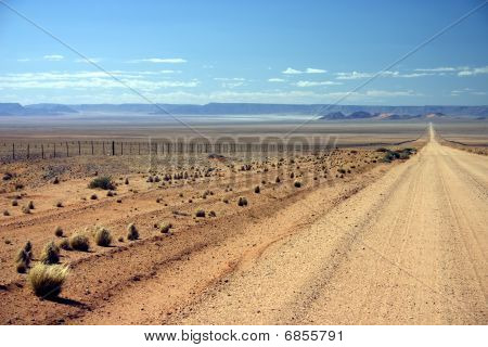 Namibiano strada sterrata verso la distanza