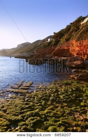 蓝色地中海海景和岩石在西班牙