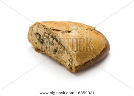 Pain de blé entier aux raisins secs isolé On White