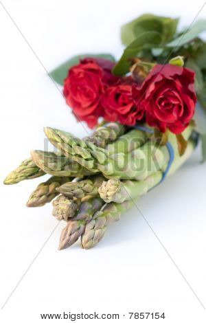 Bundle di asparagi verdi e Rose