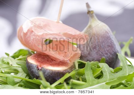Figner med skinke på rucola salat