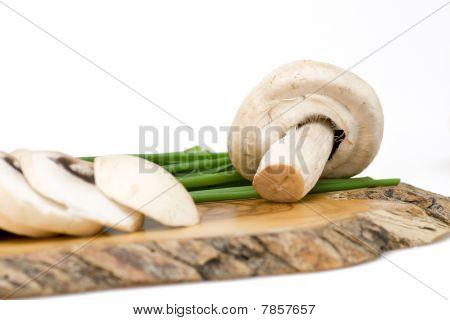 Fungo con erba cipollina su bianco